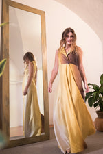 Carica l&#39;immagine nel visualizzatore di Gallery, Vestito lungo  a portafoglio con ampia gonna svolazzante in seta gialla e marrone.
