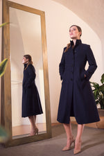 Carica l&#39;immagine nel visualizzatore di Gallery, Cappotto da donna con taglio invita, pieghe sul dietro e colletto alto.
