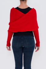 Carica l&#39;immagine nel visualizzatore di Gallery, Coprispalle incorciato sul dietro, di maglia di lana rossa con polsini alti.
