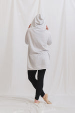 Carica l&#39;immagine nel visualizzatore di Gallery, Maxi cappuccio su miniabito con maniche lunghe, di tessuto ecologico di lyocell grigio.
