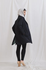 Carica l&#39;immagine nel visualizzatore di Gallery, Maxi cappuccio grigio chiaro di lyocell con maxi giacca blu di lana 
