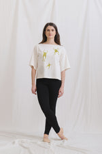Carica l&#39;immagine nel visualizzatore di Gallery, Maglietta personalizzata rana stilizzata. tessuto biologico bianco.
