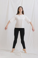 Carica l&#39;immagine nel visualizzatore di Gallery, Maglietta bianca manica tre quarti ampia, fatta in cotone biologivo GOTS.
